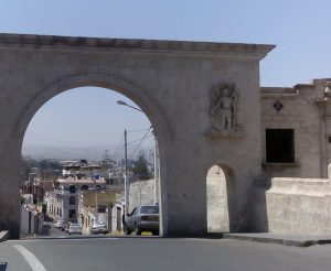 Widok na miasto Arequipa z placu Yanahuara
